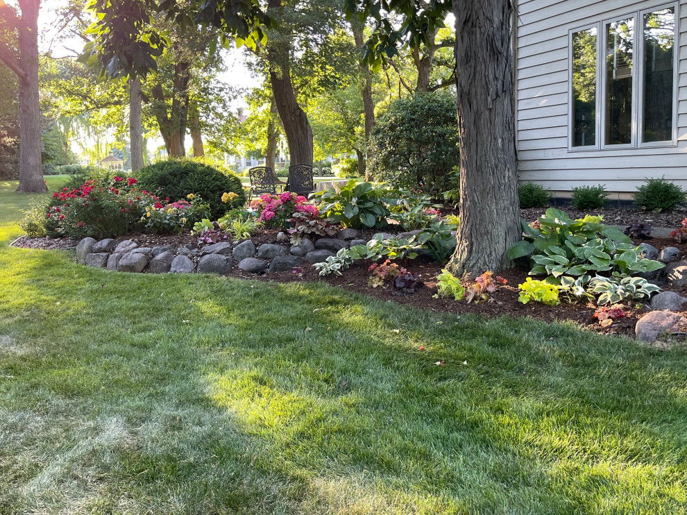 This is an example of a transitional landscaping in Chicago.