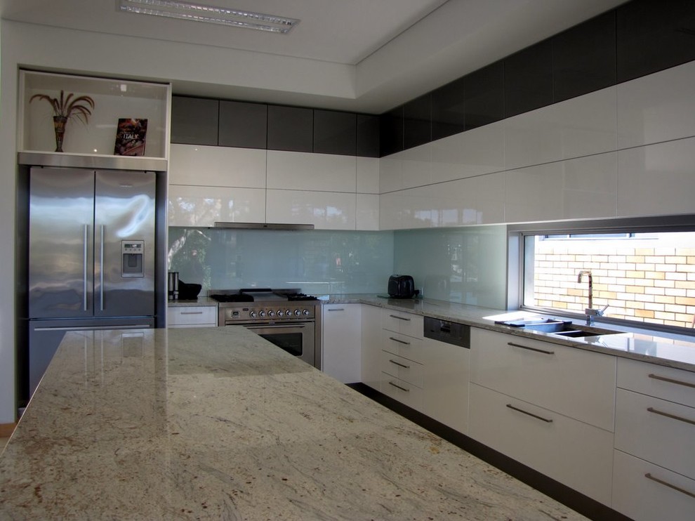 This is an example of a large contemporary kitchen in Gold Coast - Tweed.