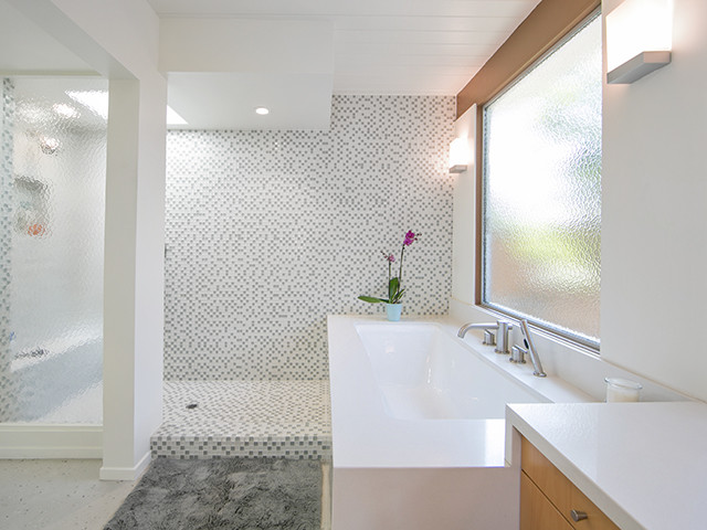 Idee per una grande stanza da bagno padronale minimalista con ante in legno chiaro, vasca freestanding, doccia aperta, piastrelle verdi, piastrelle a mosaico e pareti bianche
