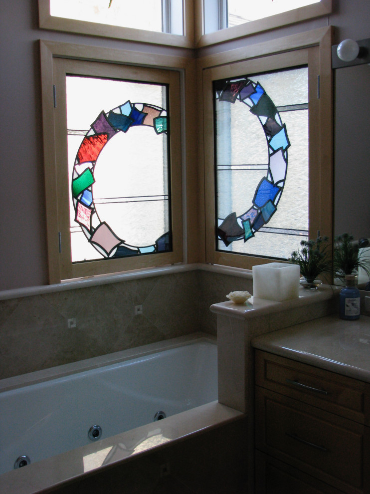 На фото: главная ванная комната среднего размера в современном стиле с бежевой плиткой, плиткой из известняка, полом из известняка, столешницей из гранита, бежевым полом и бежевой столешницей с