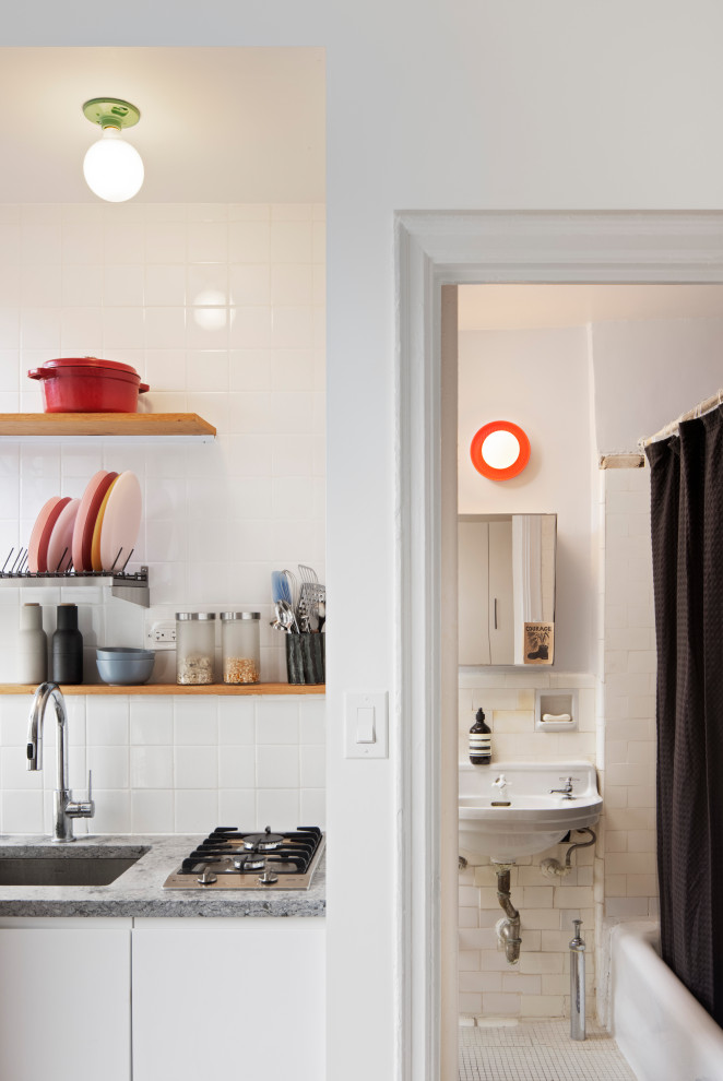 Foto di una piccola stanza da bagno design con ante lisce, piastrelle grigie, piastrelle diamantate e un lavabo