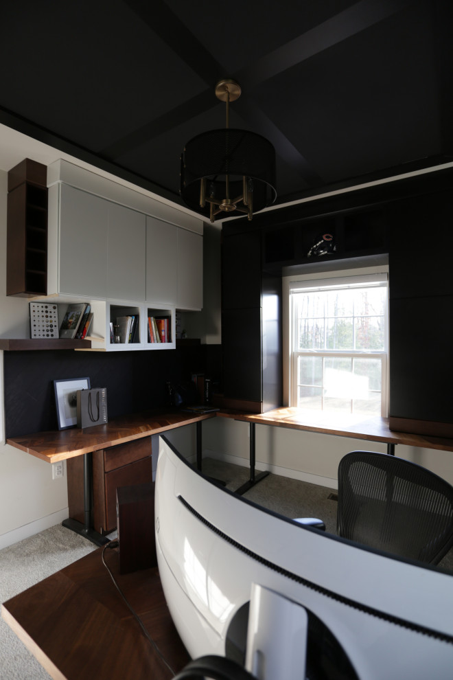 Foto de despacho contemporáneo de tamaño medio con paredes blancas, moqueta, suelo beige, madera y madera