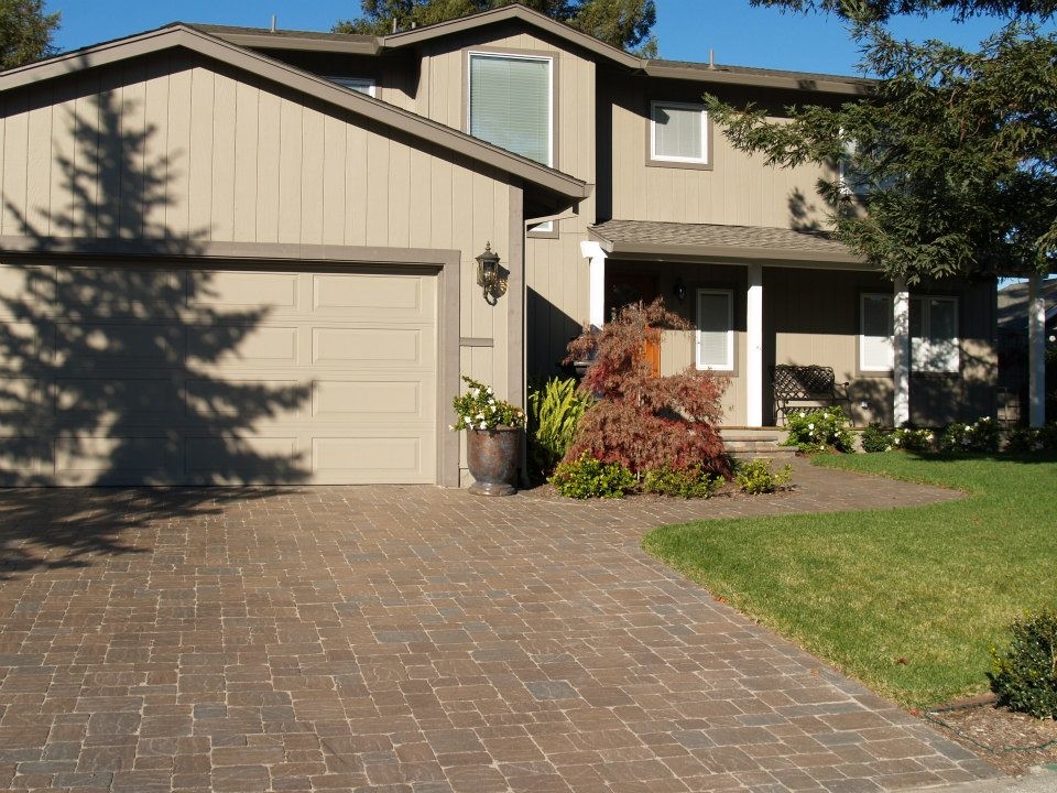 Inspiration for a mid-sized contemporary driveway in San Francisco with concrete pavers.