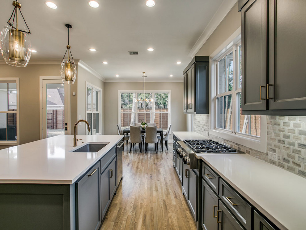 Transitional kitchen photo in Dallas