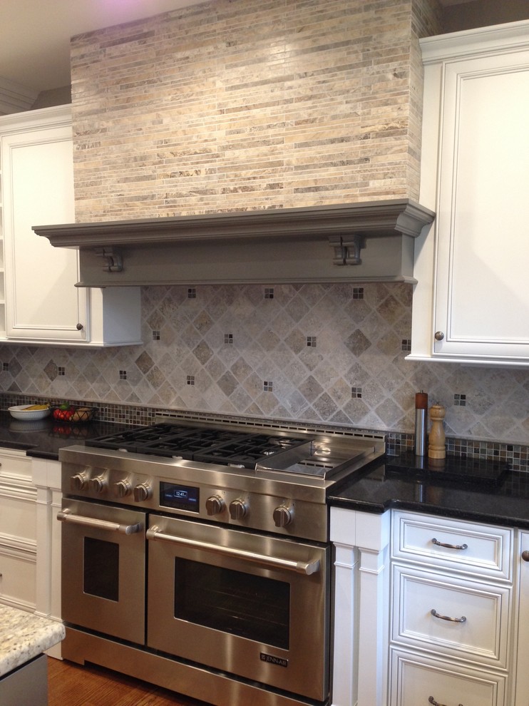 Example of a large transitional u-shaped medium tone wood floor eat-in kitchen design with a single-bowl sink, recessed-panel cabinets, white cabinets, quartz countertops, beige backsplash, stone tile backsplash, stainless steel appliances and an island
