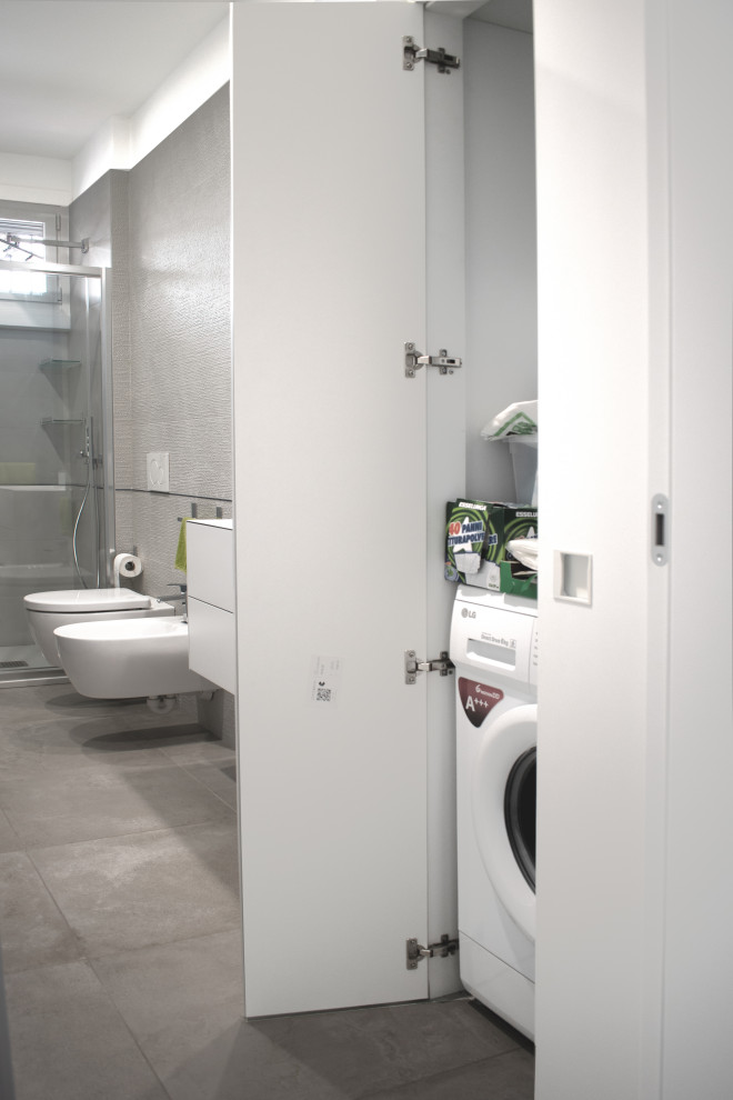 Exempel på ett mellanstort modernt badrum med dusch, med släta luckor, vita skåp, en dusch i en alkov, en vägghängd toalettstol, blå kakel, porslinskakel, blå väggar, klinkergolv i porslin, ett integrerad handfat, grått golv och dusch med skjutdörr