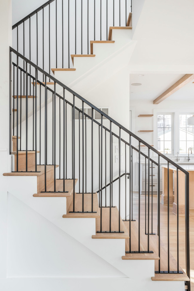 Пример оригинального дизайна: п-образная деревянная лестница среднего размера в классическом стиле с деревянными ступенями и металлическими перилами