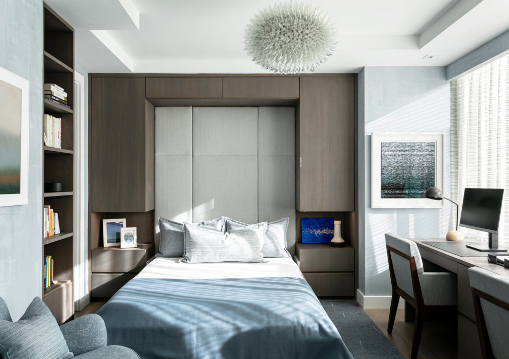 Идея дизайна: хозяйская спальня среднего размера в современном стиле с коричневыми стенами и паркетным полом среднего тона без камина