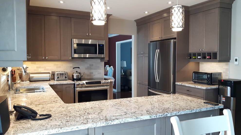 Example of a mid-sized transitional u-shaped porcelain tile eat-in kitchen design in Toronto with an undermount sink, shaker cabinets, gray cabinets, granite countertops, gray backsplash, stainless steel appliances and a peninsula