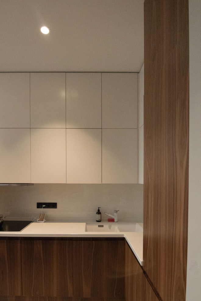 Кухня в стиле минимализм с фасадами под "темное дерево"