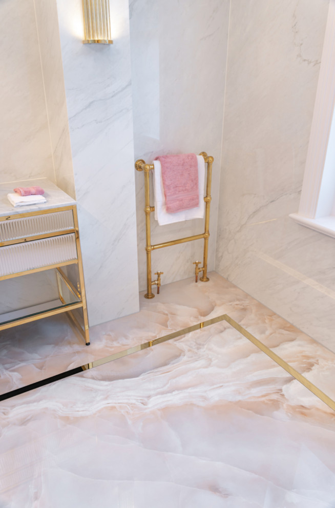 Idéer för ett stort modernt vit en-suite badrum, med luckor med glaspanel, vita skåp, en dusch/badkar-kombination, en vägghängd toalettstol, vit kakel, keramikplattor, vita väggar, klinkergolv i keramik, ett integrerad handfat, marmorbänkskiva, rosa golv och dusch med gångjärnsdörr