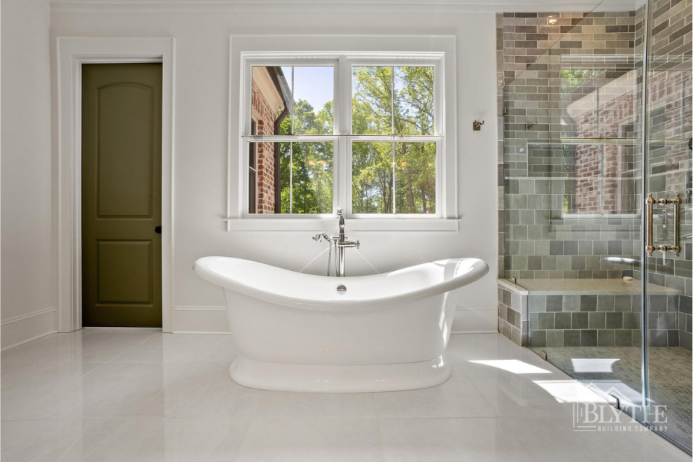 Bild på ett stort amerikanskt grå grått en-suite badrum, med skåp i shakerstil, vita skåp, ett fristående badkar, en dusch i en alkov, grå kakel, vita väggar, ett undermonterad handfat, vitt golv och dusch med gångjärnsdörr