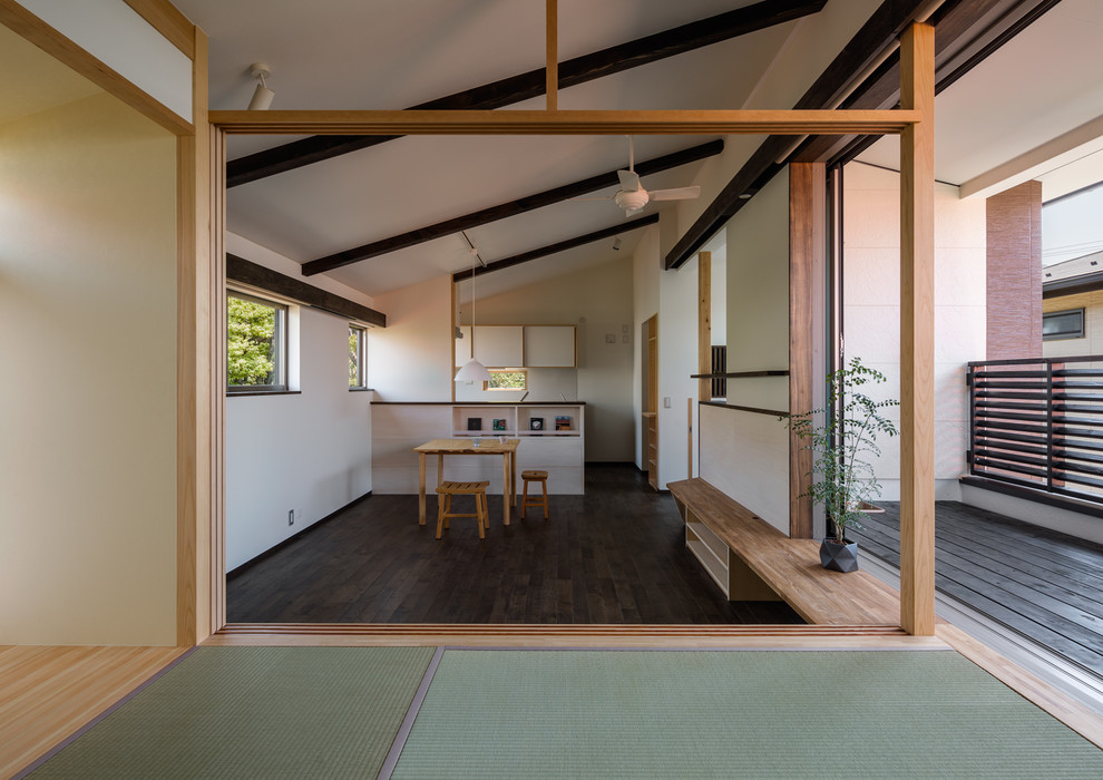 Design ideas for an asian open concept living room in Yokohama with white walls.