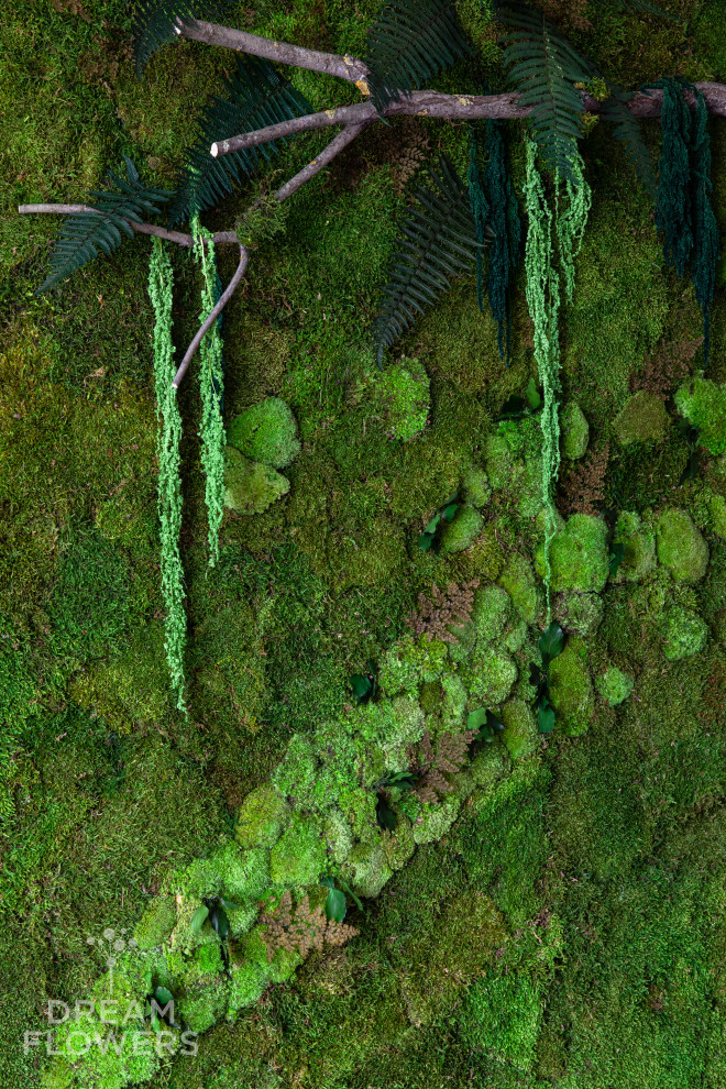 Панно из стабилизированного мха с подсветкой в спальне