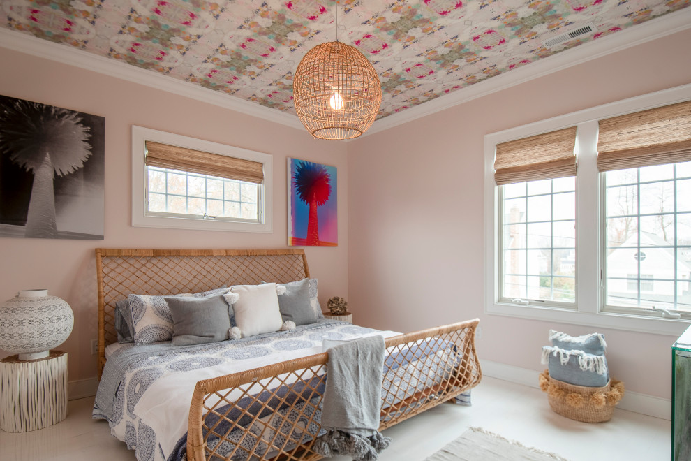 Aménagement d'une grande chambre d'amis bord de mer avec un mur rose, parquet clair, un sol blanc et un plafond en papier peint.
