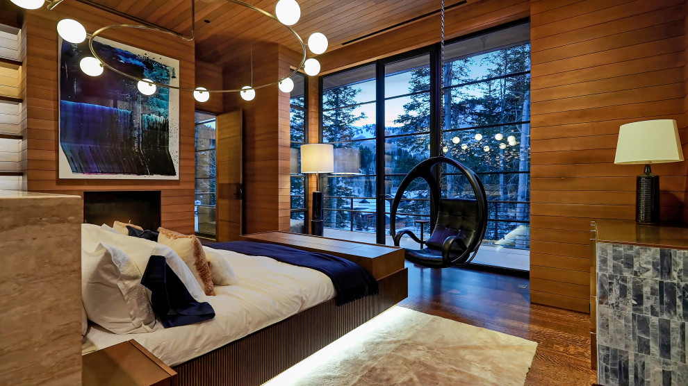 На фото: большая хозяйская спальня в стиле модернизм с коричневыми стенами, паркетным полом среднего тона, коричневым полом, деревянным потолком и деревянными стенами