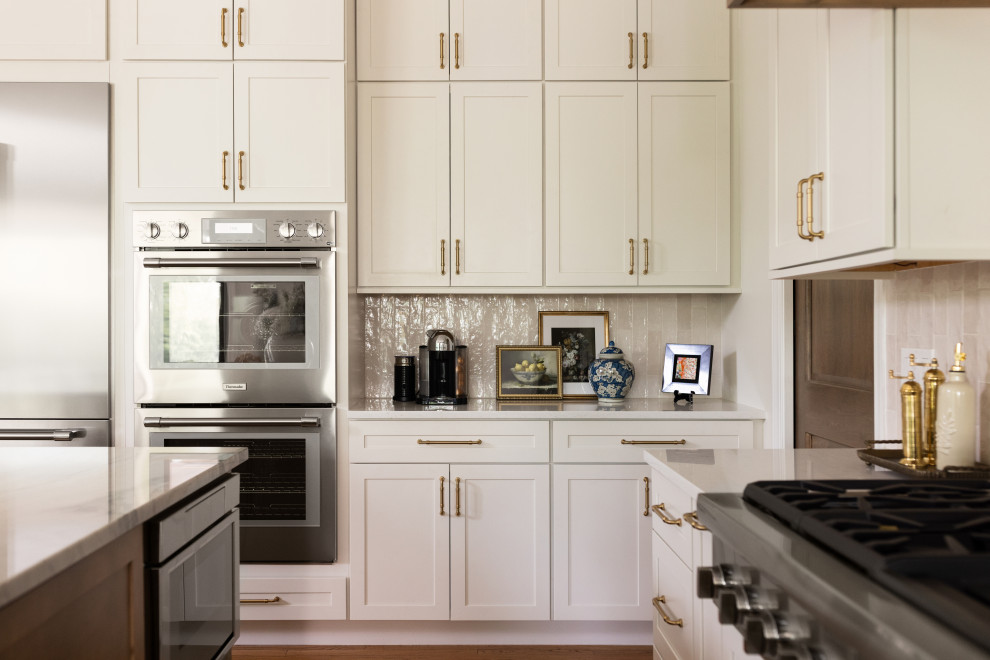 Inspiration for a transitional kitchen remodel in Chicago