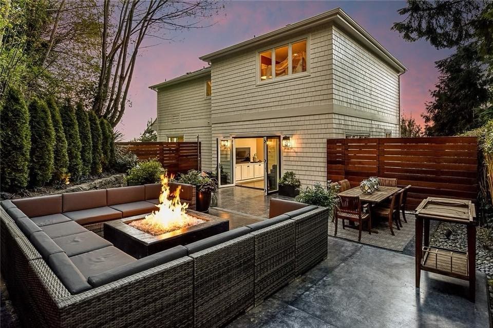 Design ideas for a large traditional backyard patio in Seattle.