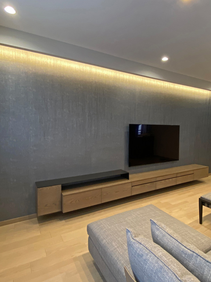 Свежая идея для дизайна: большая открытая гостиная комната с серыми стенами, деревянным полом, телевизором на стене, серым полом, потолком с обоями и обоями на стенах - отличное фото интерьера