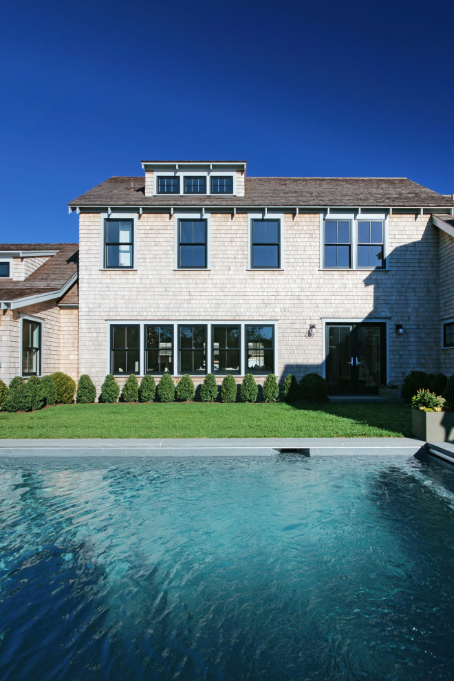 Mittelgroßer Landhaus Pool hinter dem Haus in rechteckiger Form mit Pool-Gartenbau und Natursteinplatten in Boston