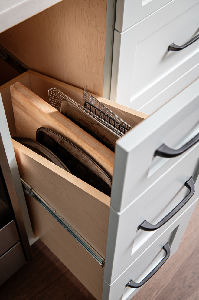 Country home design photo in Toronto