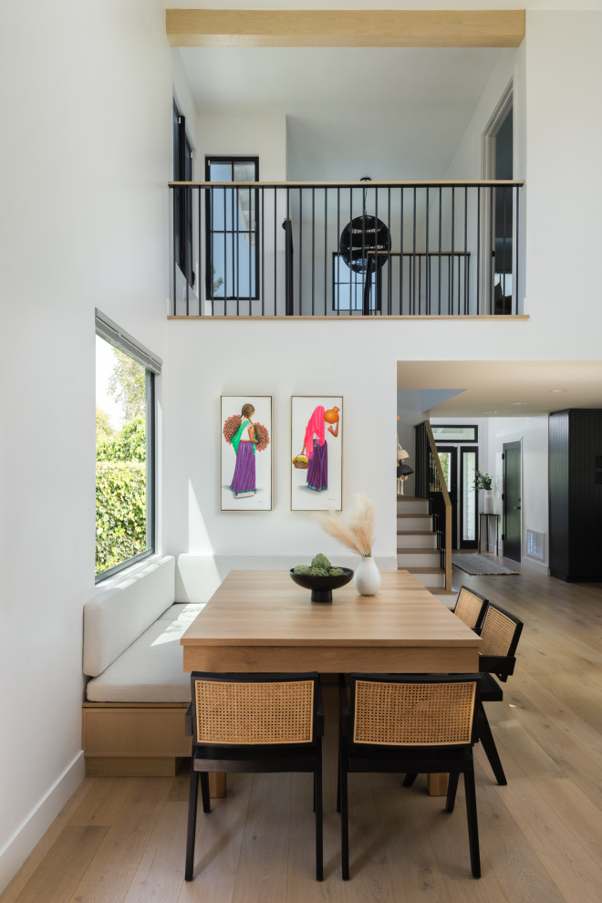 На фото: маленькая столовая в стиле модернизм с с кухонным уголком, белыми стенами, светлым паркетным полом и бежевым полом для на участке и в саду