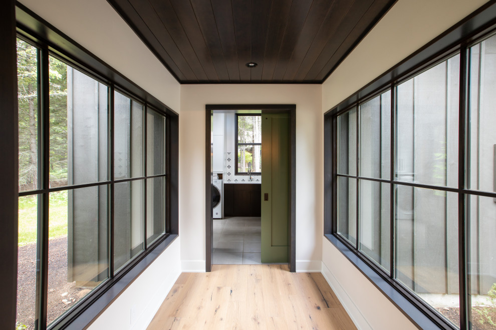 Идея дизайна: коридор среднего размера в стиле модернизм с белыми стенами, светлым паркетным полом, коричневым полом и деревянным потолком