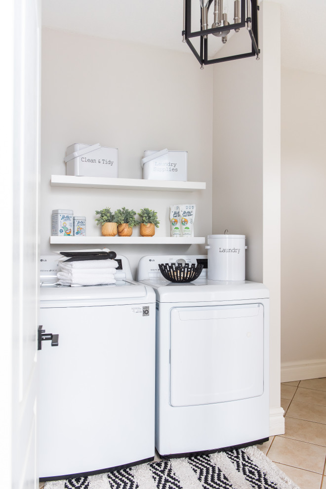 Inspiration for a transitional home design remodel in Toronto