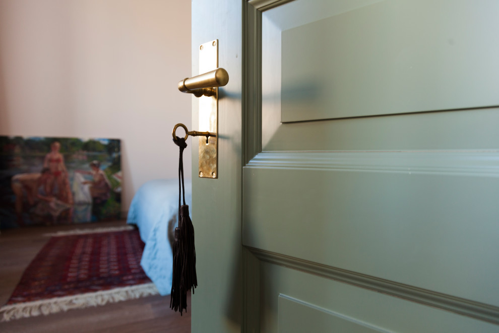 Двустворчатая дверь с исторической фурнитурой