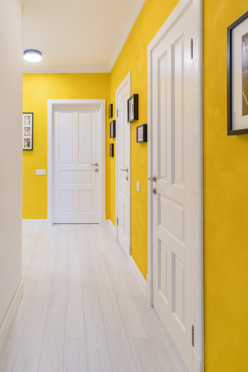 Яркая квартира с белыми дверями
