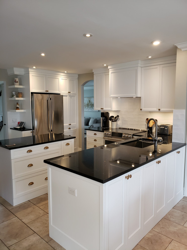 Transitional kitchen photo in Montreal