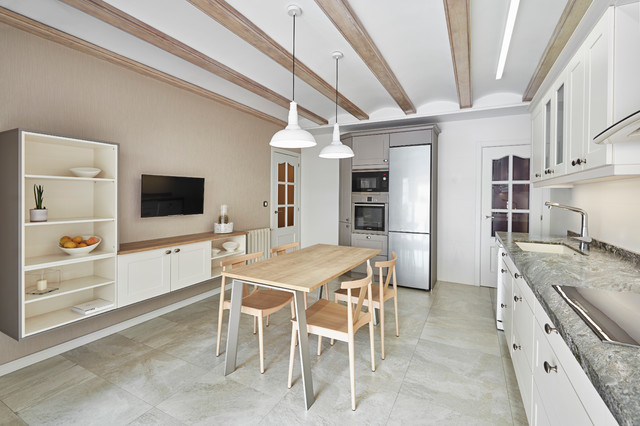 Cocina bonita e iluminada nyklassisk-koek