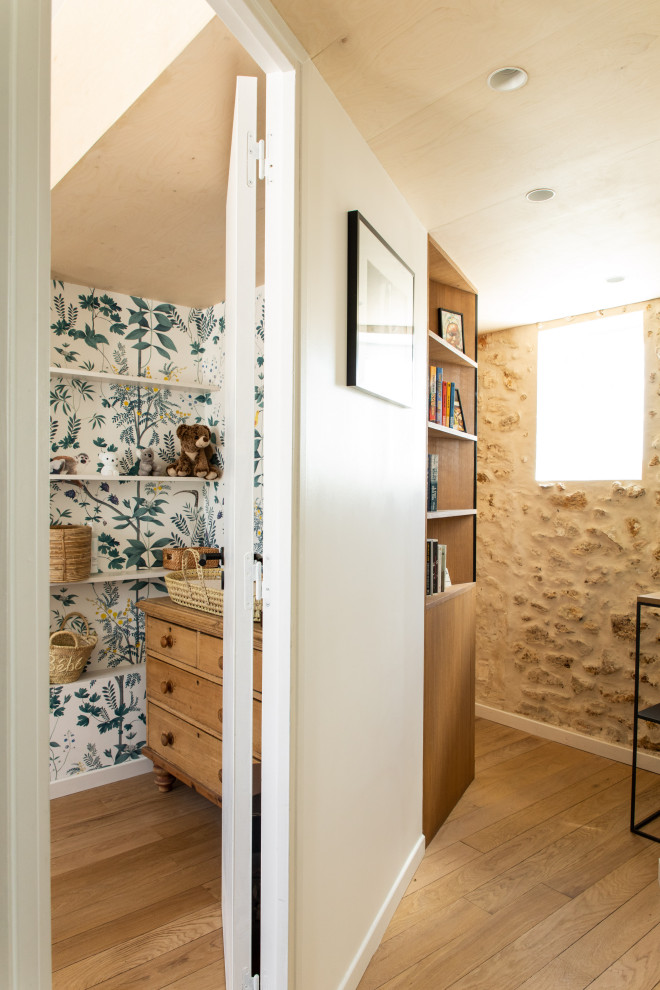 Пример оригинального дизайна: коридор в современном стиле с белыми стенами, светлым паркетным полом, деревянным потолком и деревянными стенами