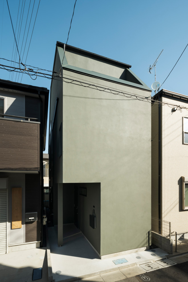 Ejemplo de fachada de casa verde y gris nórdica pequeña de dos plantas con tejado a dos aguas y tejado de metal
