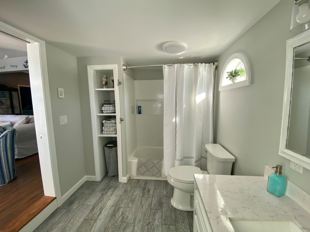 Immagine di una stanza da bagno classica di medie dimensioni con pareti grigie e pavimento con piastrelle in ceramica