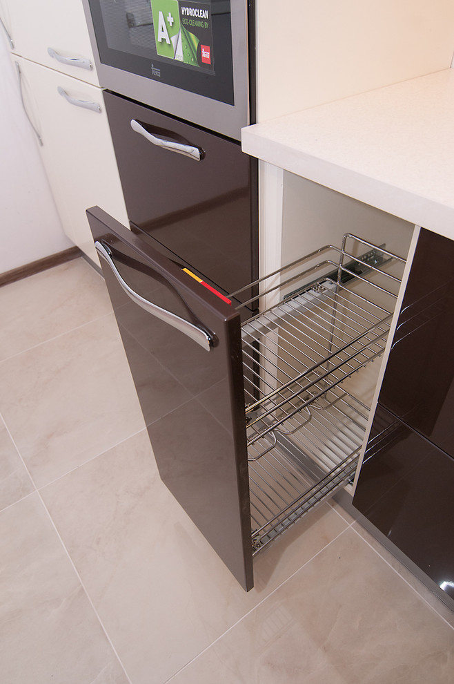 Кухня с фасадами темно-шоколадного цвета