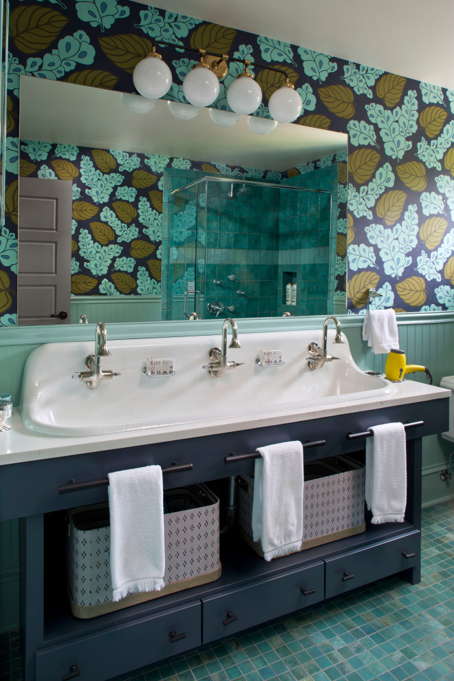 Immagine di una stanza da bagno tradizionale con porta doccia a battente, top bianco, carta da parati e ante lisce