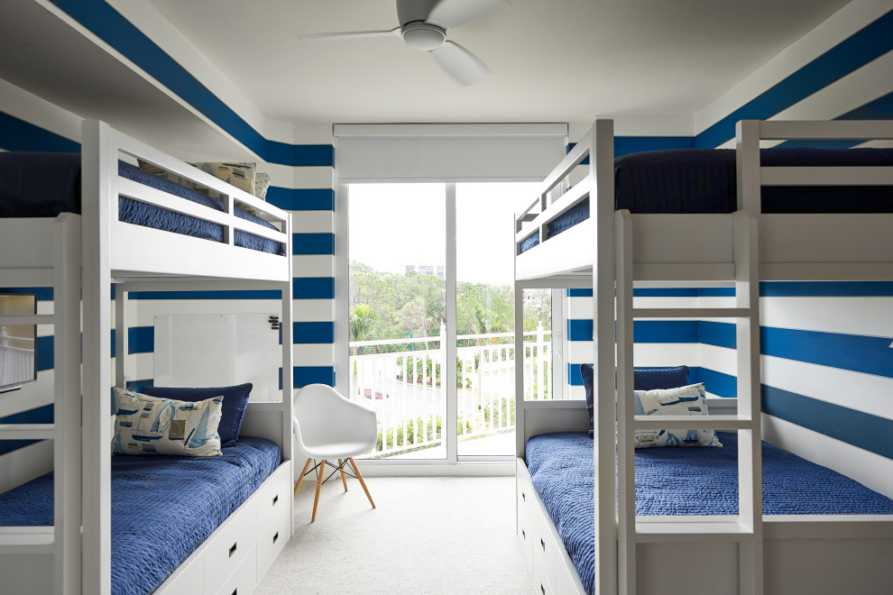 Imagen de habitación de invitados blanca y blanca y madera costera pequeña con bandeja, paredes multicolor, suelo de cemento y suelo blanco