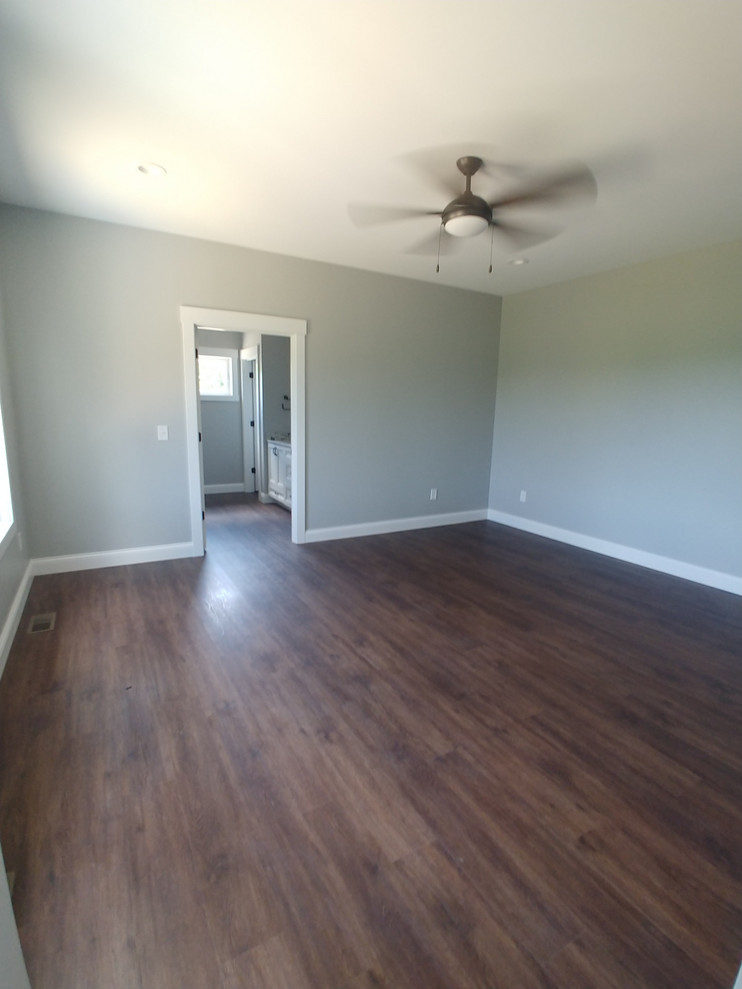 Transitional home design photo in Cincinnati