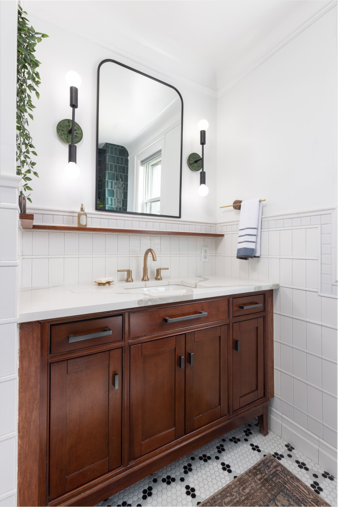 Example of a transitional bathroom design in Detroit