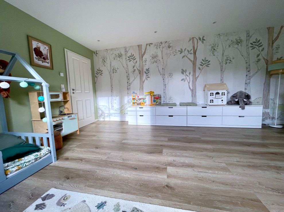 Foto på ett stort lantligt könsneutralt babyrum, med beige väggar, vinylgolv och brunt golv