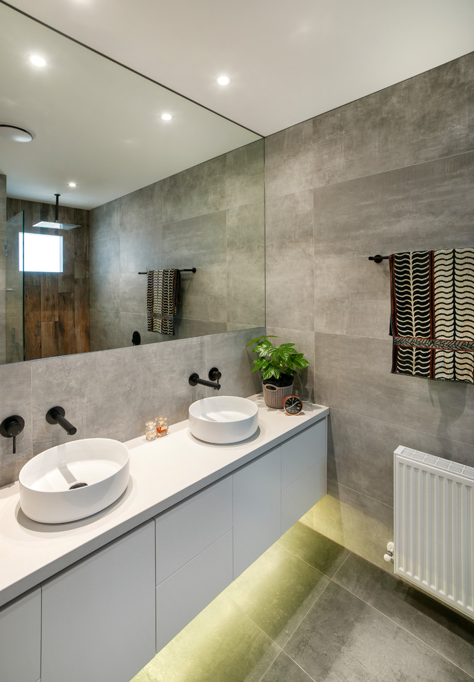 This is an example of a contemporary bathroom in Melbourne.