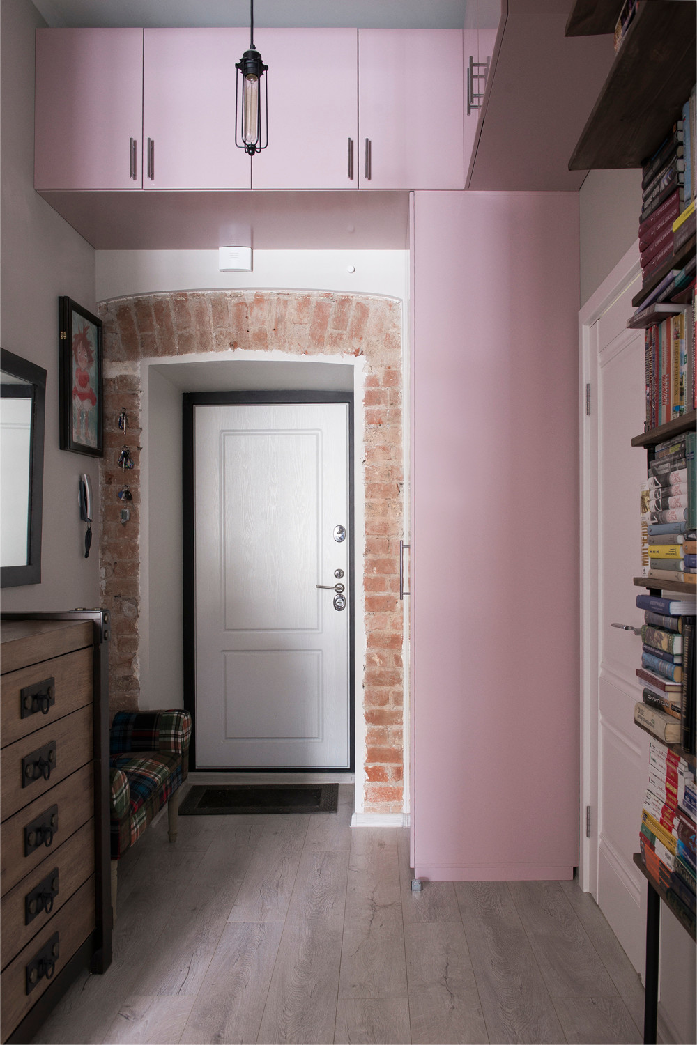 Кухня, декоративные балки и мебель в квартире с современным дизайном