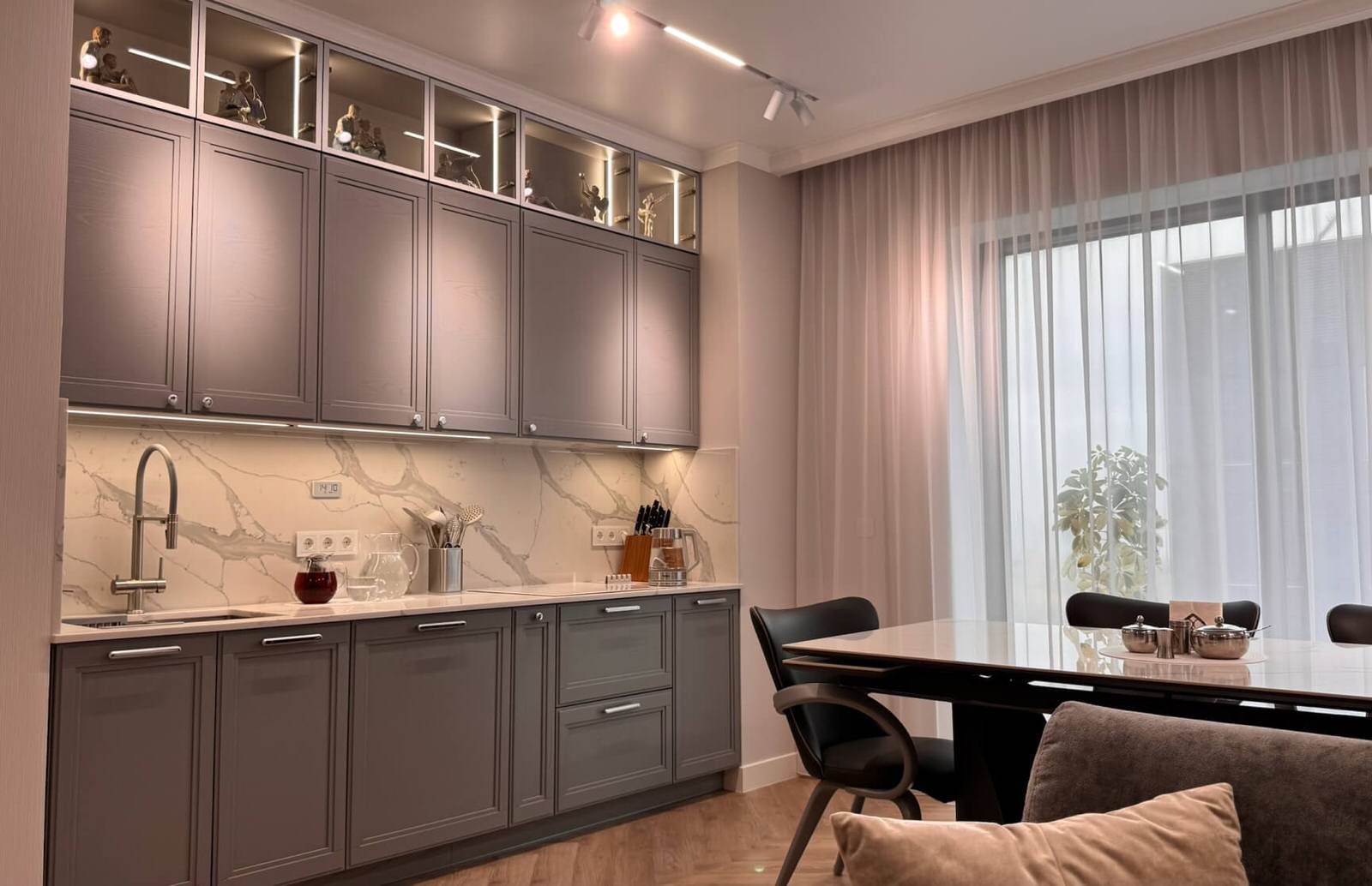 Кухня Фреда в цвете Грейхаун от дизайнера