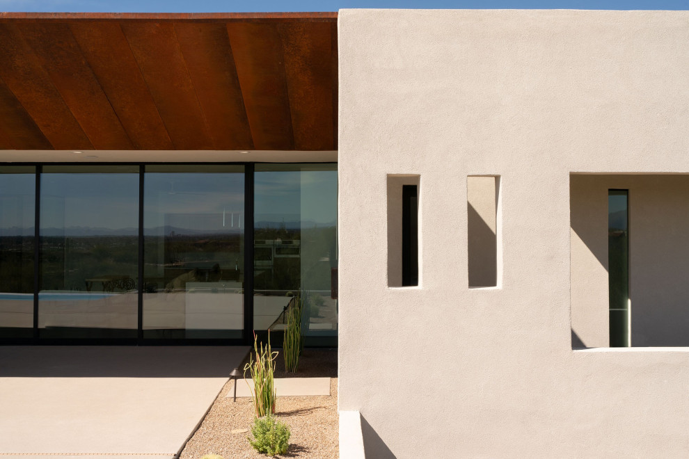 Foto de fachada de casa beige moderna con revestimiento de estuco