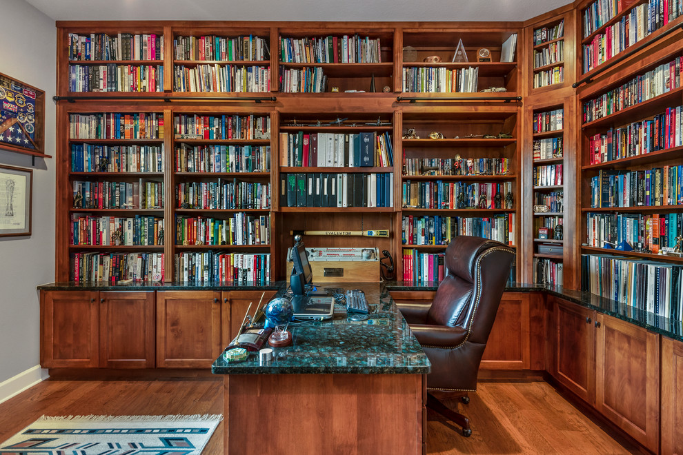 Example of a classic home design design in Orlando