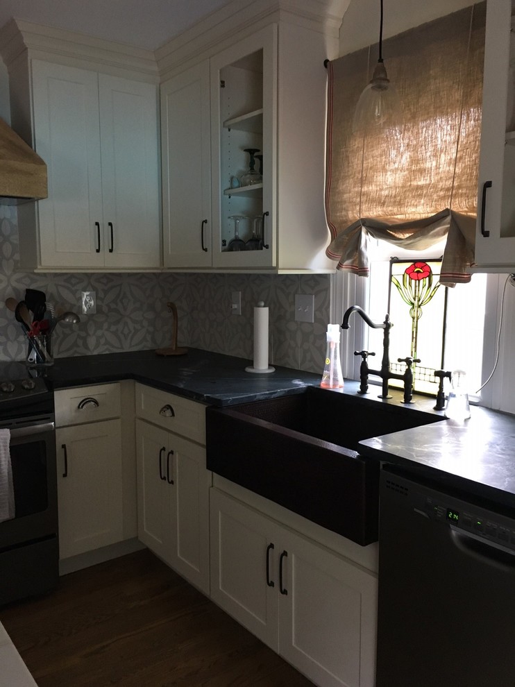 Design ideas for a traditional eat-in kitchen in Wilmington with shaker cabinets, grey cabinets and with island.