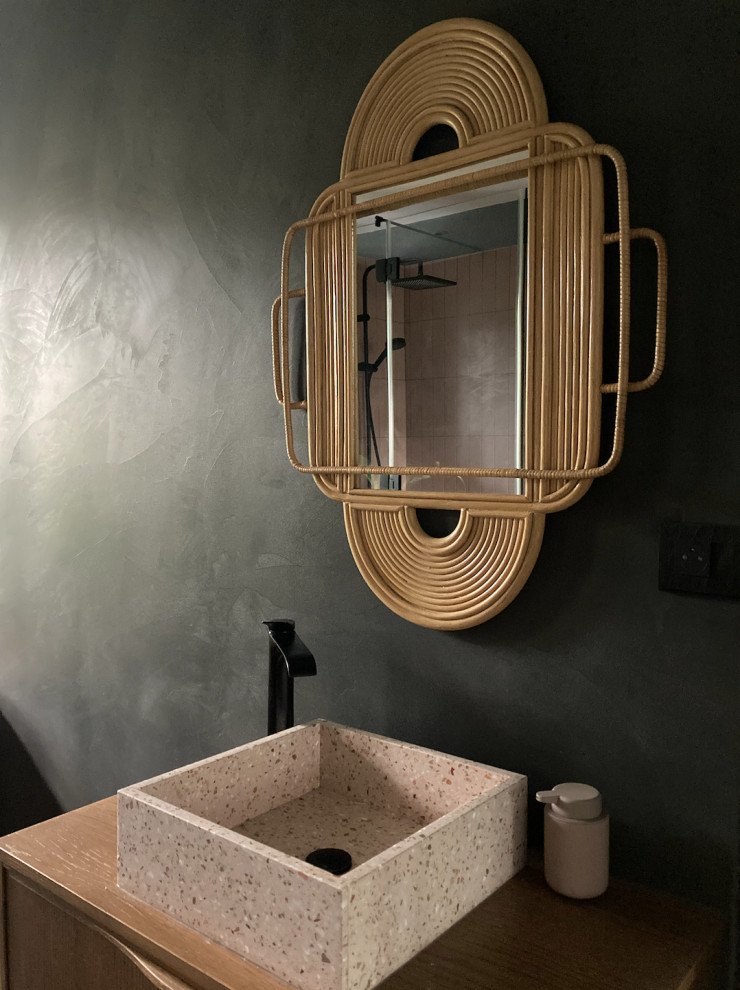 Идея дизайна: большая ванная комната в стиле фьюжн с японской ванной, душем без бортиков, инсталляцией, розовой плиткой, керамической плиткой, серыми стенами, бетонным полом, раковиной с несколькими смесителями, столешницей из дерева, серым полом, душем с распашными дверями, коричневой столешницей и тумбой под две раковины