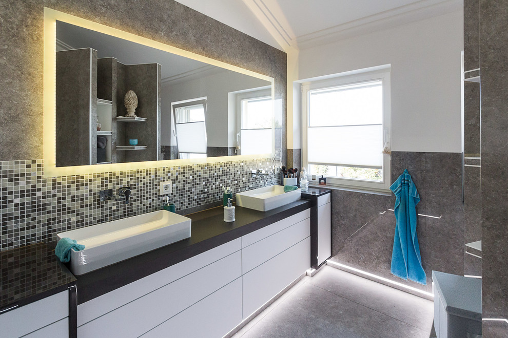 This is an example of a mid-sized contemporary bathroom in Dortmund.