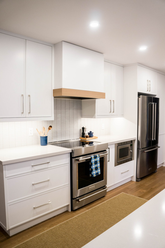 Transitional kitchen photo in Toronto